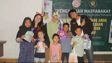 Trauma healing diberikan kepada anak-anak usia 6-10 tahun melalui kegiatan pelatihan story telling yang dilaksanakan pada hari Jumat, 11 Agustus 2025 di Dago Elos, Kecamatan Coblong, Kota Bandung.