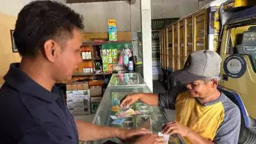 Ilustrasi seorang petani membeli pupuk bersubsidi.
