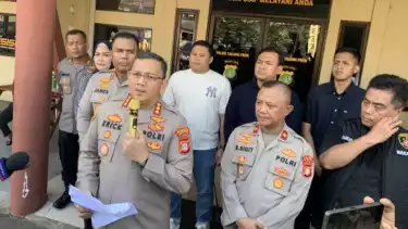 Kapolres Metro Jakarta Utara Kombes Polisi Erick Frendriz saat jumpa pers kasus penyiraman air keras ke pelajar di Tanjung Priok Jakarta Utara pada Minggu (3/8/2025).