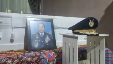 Almarhum Marsekal Pertama TNI Fajar Adriyanto disemayamkan di rumah duka di kawasan Pancoran, Jakarta Selatan.