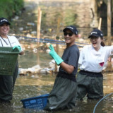Gelar Aksi CSR Bersihkan Danau Situ Gede Bogor, Mirae Asset: Clean Water, Clear Future
