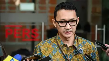 Juru Bicara KPK Budi Prasetyo menyampaikan keterangan kepada wartawan terkait pemberian amnesti kepada terdakwa Hasto Kristiyanto di Gedung Merah Putih KPK, Jakarta, Jakarta, Jumat (1/8/2025).
