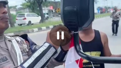 Sambut Hari Kemerdekaan RI ke-80, Polantas Bagikan Bendera Merah Putih