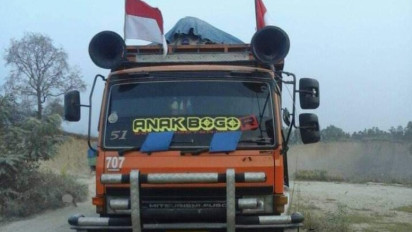 Sopir Truk se-Indonesia Kompak Pasang Bendera Merah Putih Sambut 17 Agustus