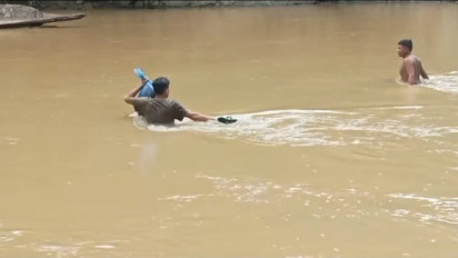 Aksi Penghulu Berenang Seberangi Sungai Demi Layani Akad Nikah di Pasaman