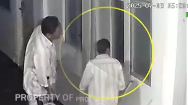 Penjaga kos mondar-mandir mengintip kamar indekos diplomat muda Kemlu RI, Arya Daru Pangayunan