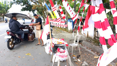 Pedagang Bendera Di Kotamobagu Keluhkan Sepi Pembeli, Anehnya Bendera One Piece justru Ramai Dicari