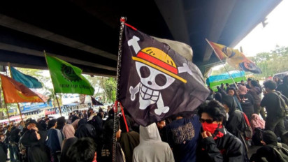 Aksi Respons Pembahasan RKUHP, Mahasiswa Kibarkan Bendera One Piece