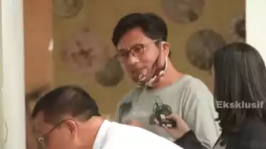 Penjaga kos Arya Daru, Siswanto diwawancarai tim Fakta tvOne