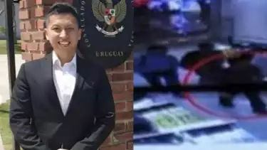 Diplomat muda Kemlu RI Arya Daru Pangayunan ditemani dua orang saat belanja di mal