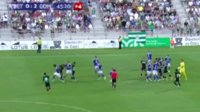 Momen Aksi 'Tinju' Warnai Laga Como Vs Real Betis, Maximo Perrone dan Pablo Fornals Saling Gaplok hingga Bikin Ricuh Kedua Kubu