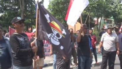 Unjuk Rasa Warnai Kantor Pemkab Jombang, Bendera One Piece Ikut Dikibarkan