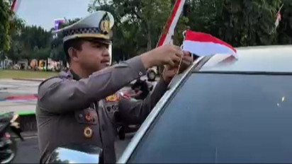 Sambut HUT RI ke-80, Polantas Menyapa Bagikan 54 Ribu Bendera Merah Putih dan 3 Ribu Bunga Mawar
