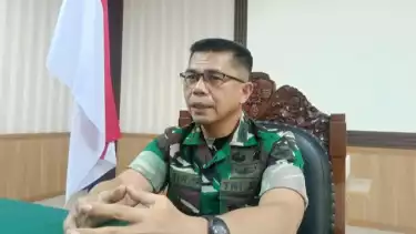 Waka Pendam IX/Udayana Letkol Inf. Amir Syarifudin memberikan keterangan kepada awak media di Makodam Udayana Denpasar, Bali, Jumat (8/8/2025).