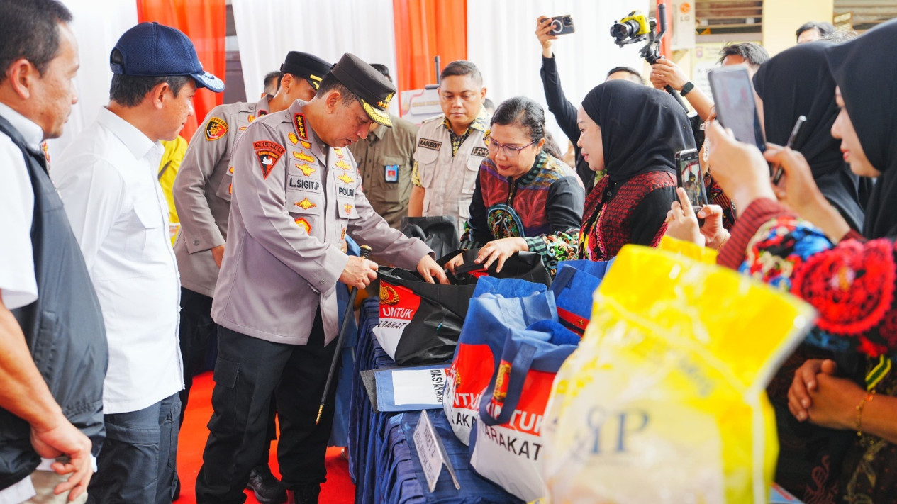 Polri Distribusikan 300 Ton Lebih Beras Guna Penuhi GPM
            - galeri foto