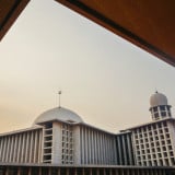 Bingung Adzan Maghrib di Beberapa Masjid Beda Waktu, Harus Ikut yang Mana? Ini Penjelasan Buya Yahya