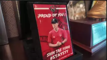Plakat dari suporter Timnas Indonesia untuk Shin Tae-yong, yang disimpan rapi di ruangan kerjanya.