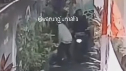 Viral! Dua Remaja Curi Penutup Saluran Air di Matraman Jaktim