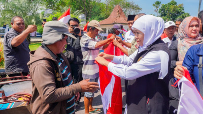Gubernur Khofifah Serukan Masyarakat Jatim Kibarkan Bendera Merah Putih Sebulan Penuh, Jaga Kesakralan Bulan Kemerdekaan RI