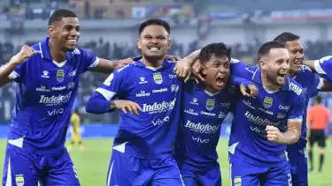 Saddil Ramdani dan para pemain Persib Bandung saat menghadapi Semen Padang di laga pembuka Super League 2025-2026