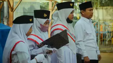 ilustrasi membacakan doa upacara