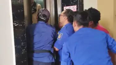 Petugas Dinas Pemadam Kebakaran dan Penyelamatan (Damkarmat) Kota Yogyakarta mengevakuasi tamu hotel yang terjebak di dalam lift di kawasan Bausasran, Purwokinanti, Pakualaman, Kota Yogyakarta, Senin (11/8/2025).