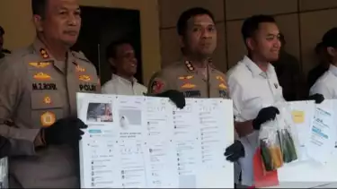 Kapolresta Sidoarjo Kombes Pol Christian Tobing (tengah)