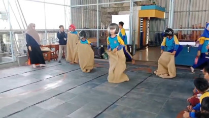 Balap Karung Zig-Zag hingga Tiup Gelas, Warnai HUT RI ke-80 di Surabaya