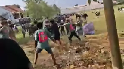 Viral, Aksi Tawuran Warnai Gerak Jalan Agustusan di Sidayu Gresik, Sekolah Rusak Dilempari Batu