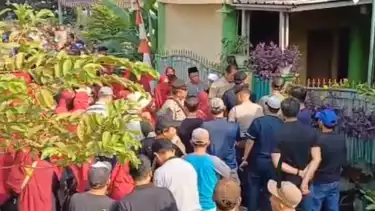 Aksi penolakan kegiatan keagamaan yang meresahkan warga di perumahan Dukuh Zamrud, Cimuning, Kota Bekasi.
