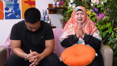 Sambil Menangis Ibunda Bigmo Rela Cium Kaki Andre Rosiade Usai Anaknya Fitnah Azizah Salsha Selingkuh Katanya...