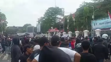 Massa aksi demo yang tuntut Bupati Pati, Sudewo mundur dari jabatannya melempari kantor bupati dengan botol plastik
