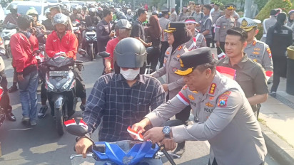 3.600 Bendera dan 83 Helm Dibagikan Polrestabes Surabaya Jelang HUT RI ke-80