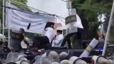 Detik-detik Bupati Sudewo Dihujani Lemparan oleh Pendemo.