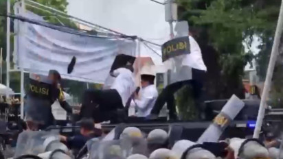 Detik-detik Bupati Sudewo Dihujani Lemparan oleh Massa yang Menuntutnya Mundur, Demo Pati Chaos!