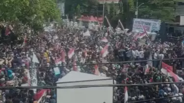 Aksi unjuk rasa di depan kantor Bupati Pati, Jawa Tengah, Rabu (13/8).