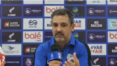 Super League Penuh Kejutan, Pelatih Arema FC Akhirnya Buka Suara soal Borong Pemain Asing di Sektor Pertahanan