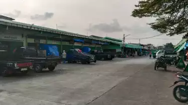 Nestapa Kuli Panggul di Pasar Induk Beras Cipinang yang Sepi Ditinggal Pembeli