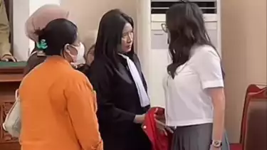 Nikita Mirzani saat tolak pakai borgol dan rompi tahanan dari jaksa