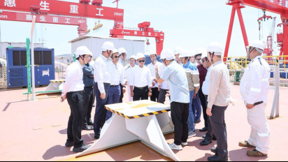 Bertolak ke Tiongkok, Menteri Bahlil Tinjau Pembangunan Fasilitas LNG Terapung