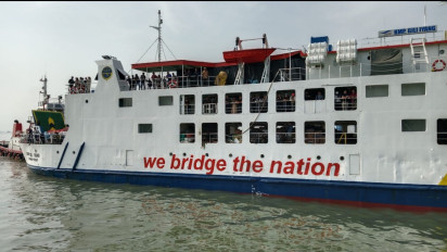 Kapal Gili Iyang Terbakar saat Layar Perdana Menuju Bawean, Penumpang Panik Ketakutan