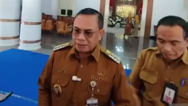 Bupati Pati, Sudewo (kiri).