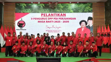 Megawati lantik Hasto Kristiyanto dan 8 kader lainnya jadi pengurus DPP PDIP masa bakti 2025-2030 di Kantor DPP PDIP, Jakarta Pusat, Kamis (14/8/2025).