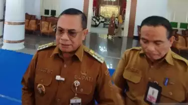 Bupati Pati, Sudewo (kiri).