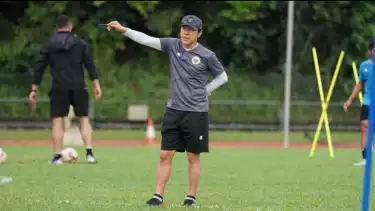 Shin Tae-yong saat memimpin latihan timnas Indonesia.