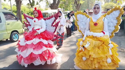 Karnaval Peringati HUT RI, Peserta Membuat Kostum Unik dari Sampah Plastik