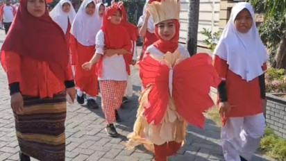 Semarak Merah Putih, Pelajar di Surabaya Keliling Kampung Rayakan HUT ke-80 RI