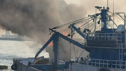 Pagi-Pagi Kapal Terbakar di Perairan Dermaga Pelabuhan Muara Baru Jakarta Utara, Saat Ini Masih Dievakuasi