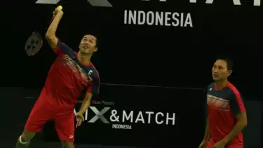 Sony Dwi Kuncoro (kanan) bersama Taufik Hidayat (kiri)