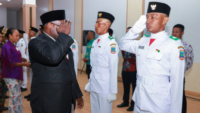 Gubernur Papua Tengah Meki Nawipa Kukuhkan 40 Anggota Paskibraka 2025
